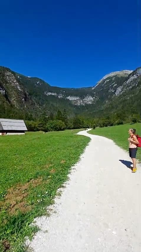 @hikingtours