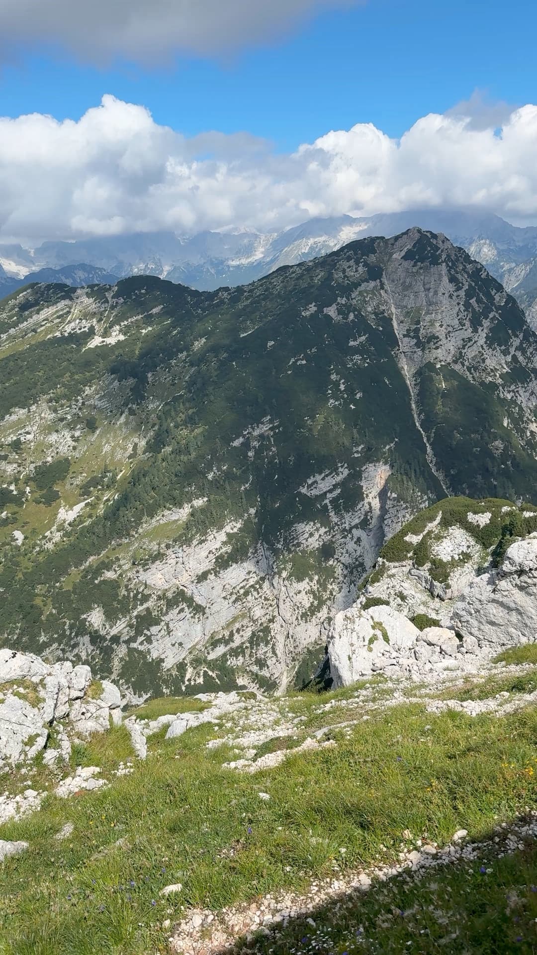 @hikingtours