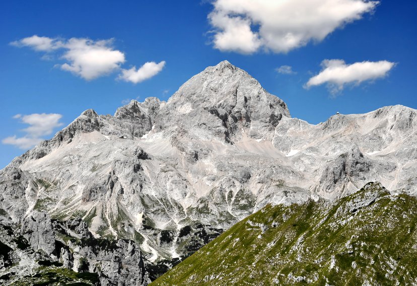 Sentier de montagne slovène avec le mont Triglav
