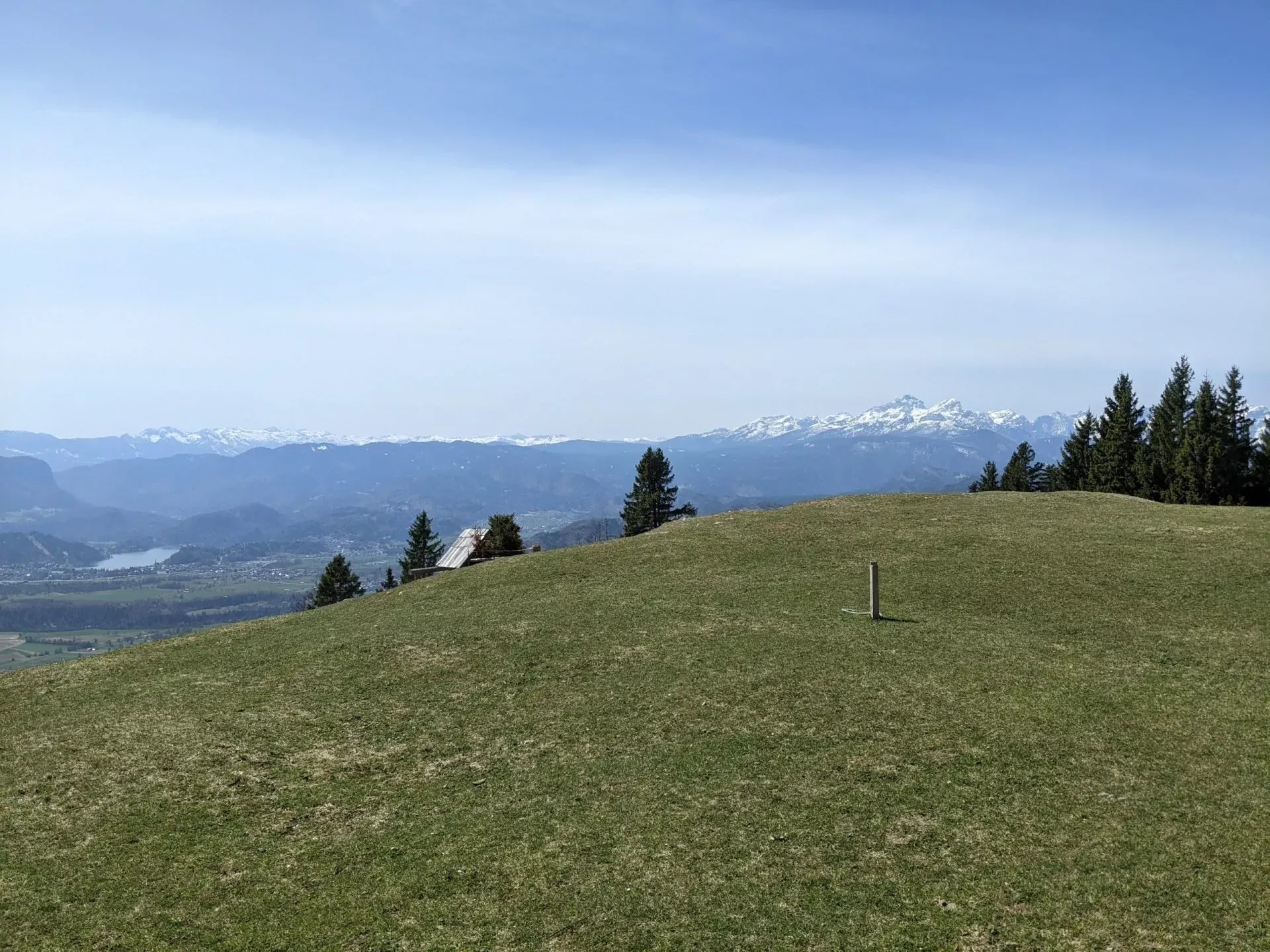 Sentier de montagne slovène avec le mont Triglav