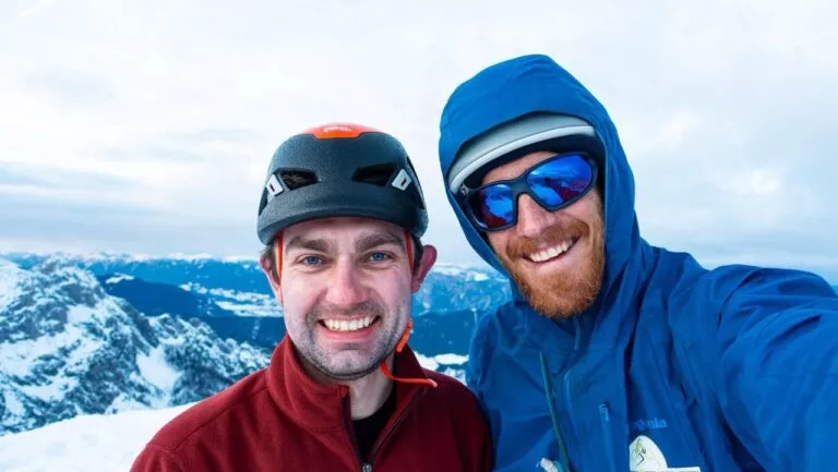 Une journée froide dans les montagnes Large