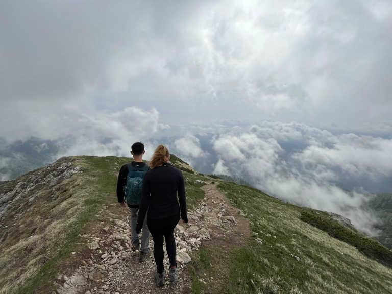 Mlhavý den nad náhorní plošinou Pokljuka