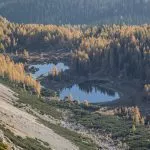 Dubbel meer en de hut van bovenaf