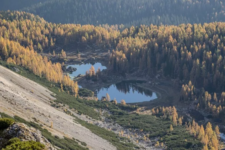 Le double lac et la cabane vus d'en haut