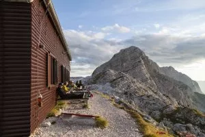 Disfrutando de las vistas desde la cabaña Zasavska en Prehodavci