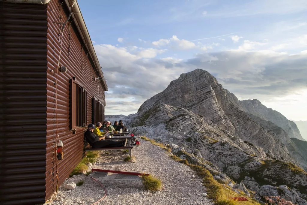 Genieten van het uitzicht vanaf de Zasavska hut in Prehodavci