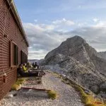 Genieten van het uitzicht vanaf de Zasavska hut in Prehodavci