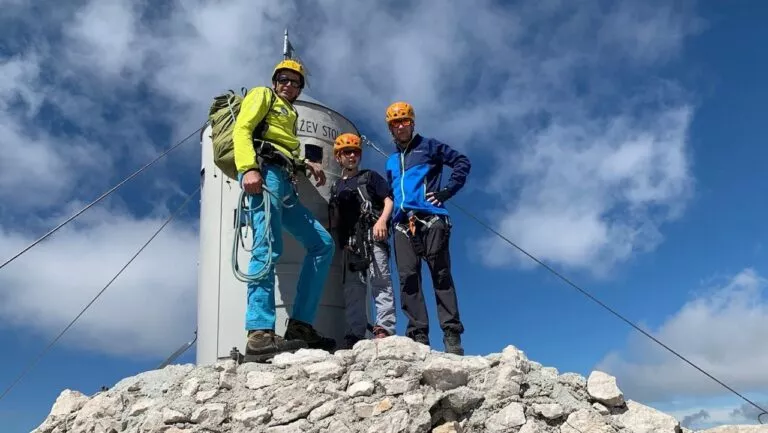 Padre e hijo en la cima Large