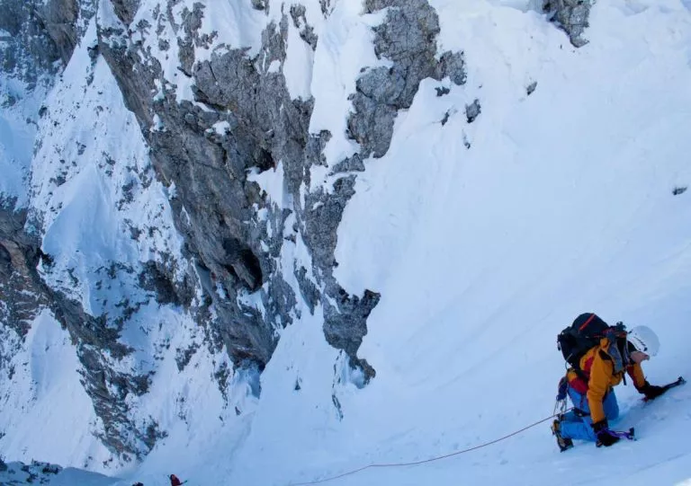 Guiado en barranco de nieve