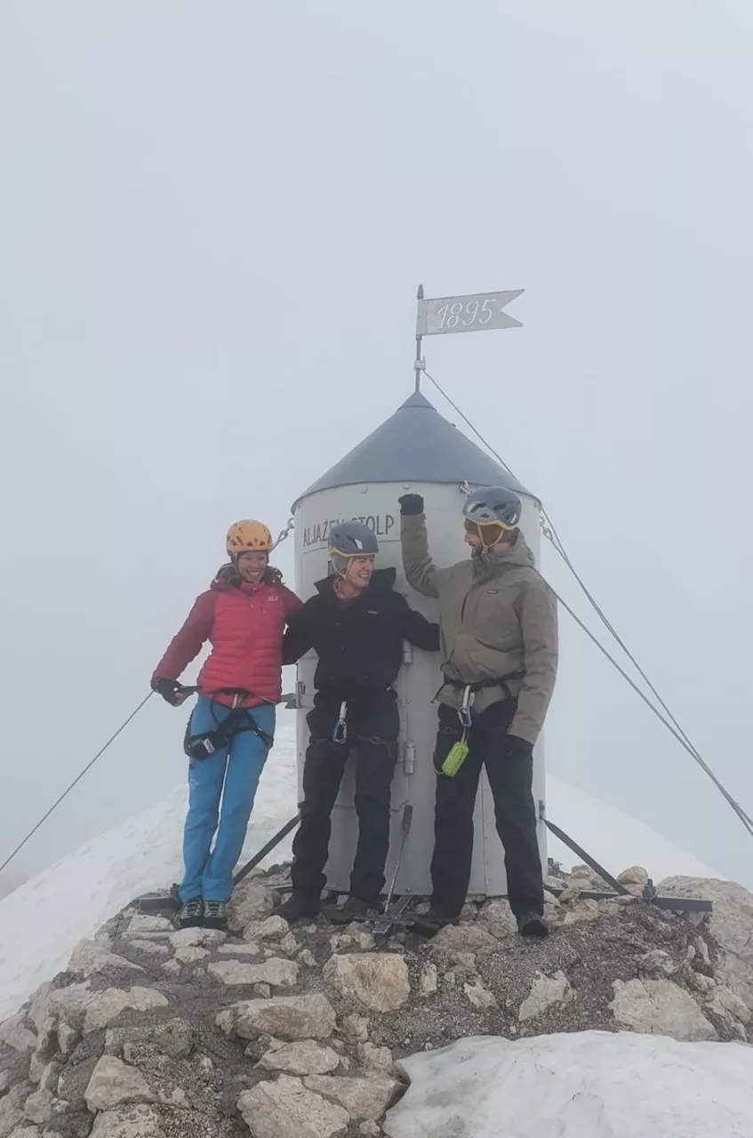 Huésped feliz en la cima de Eslovenia Grande