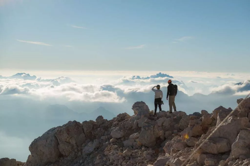 Excursionistas disfrutando de la vista desde la cima