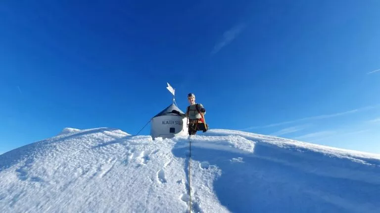 Es solitario allá arriba en medio del invierno Grande