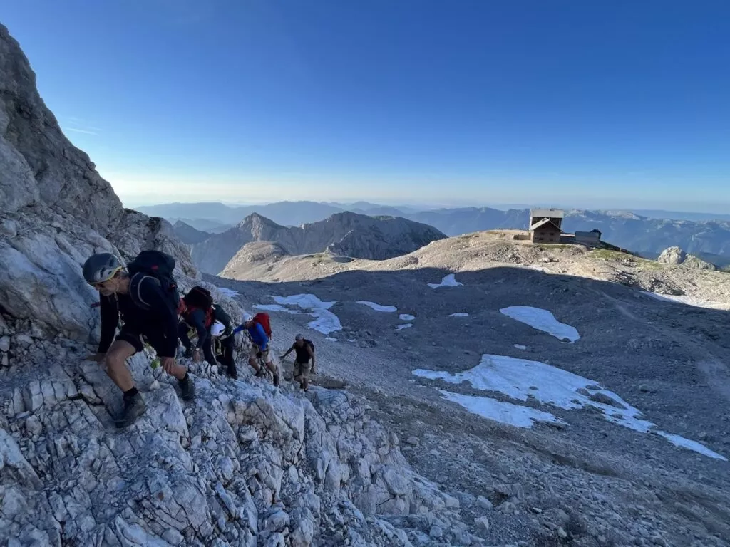 Saliendo del refugio de Planika hacia la cumbre Grande