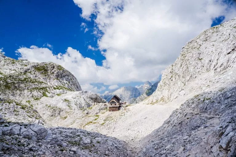Berghütte auf dem Dolič-Sattel