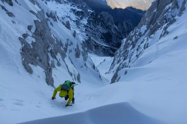 Bonito barranco de nieve para escalada invernal