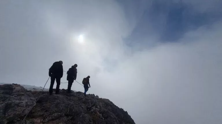 Sobre la seguridad de la cuerda de los guías en terreno expuesto Grande