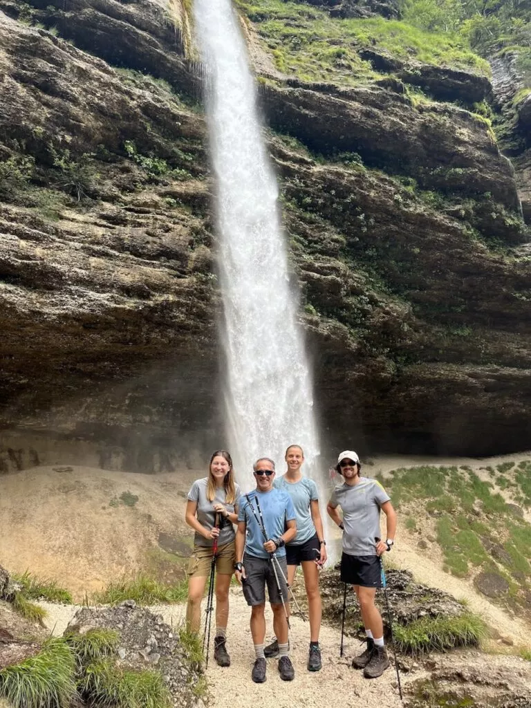 La cascada de Pericnik es una gran parada en el camino Grande