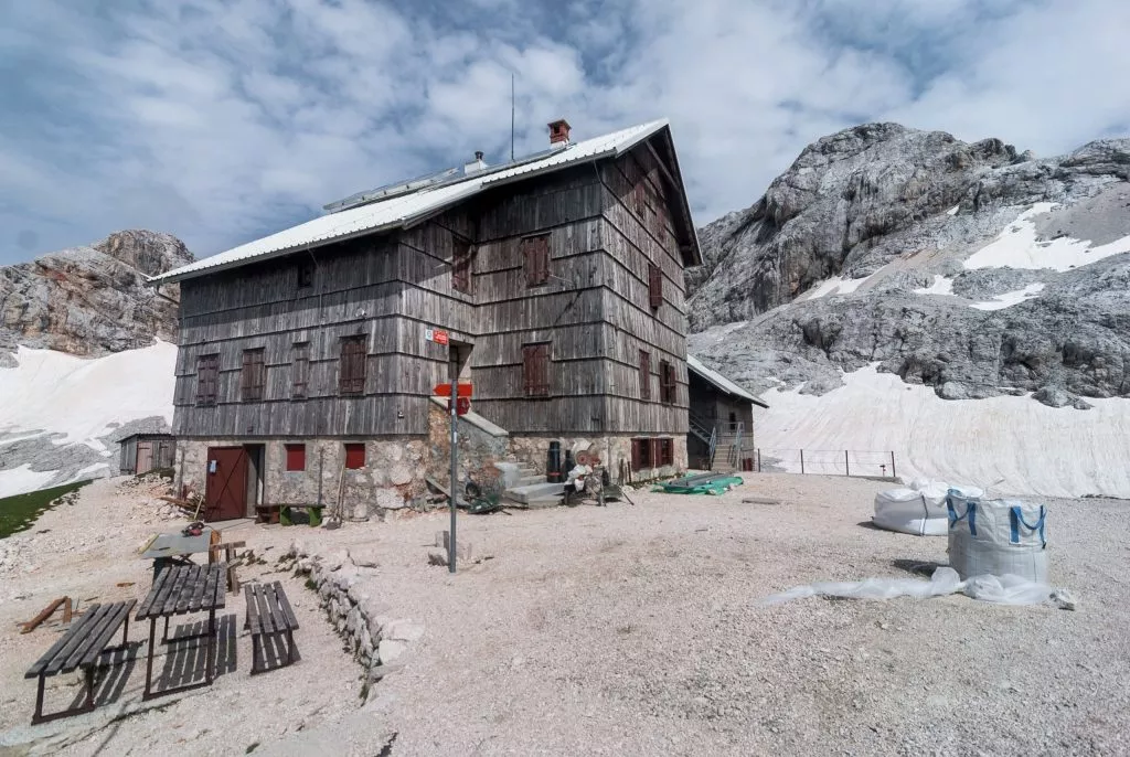 Albergue de Planika bajo el Triglav