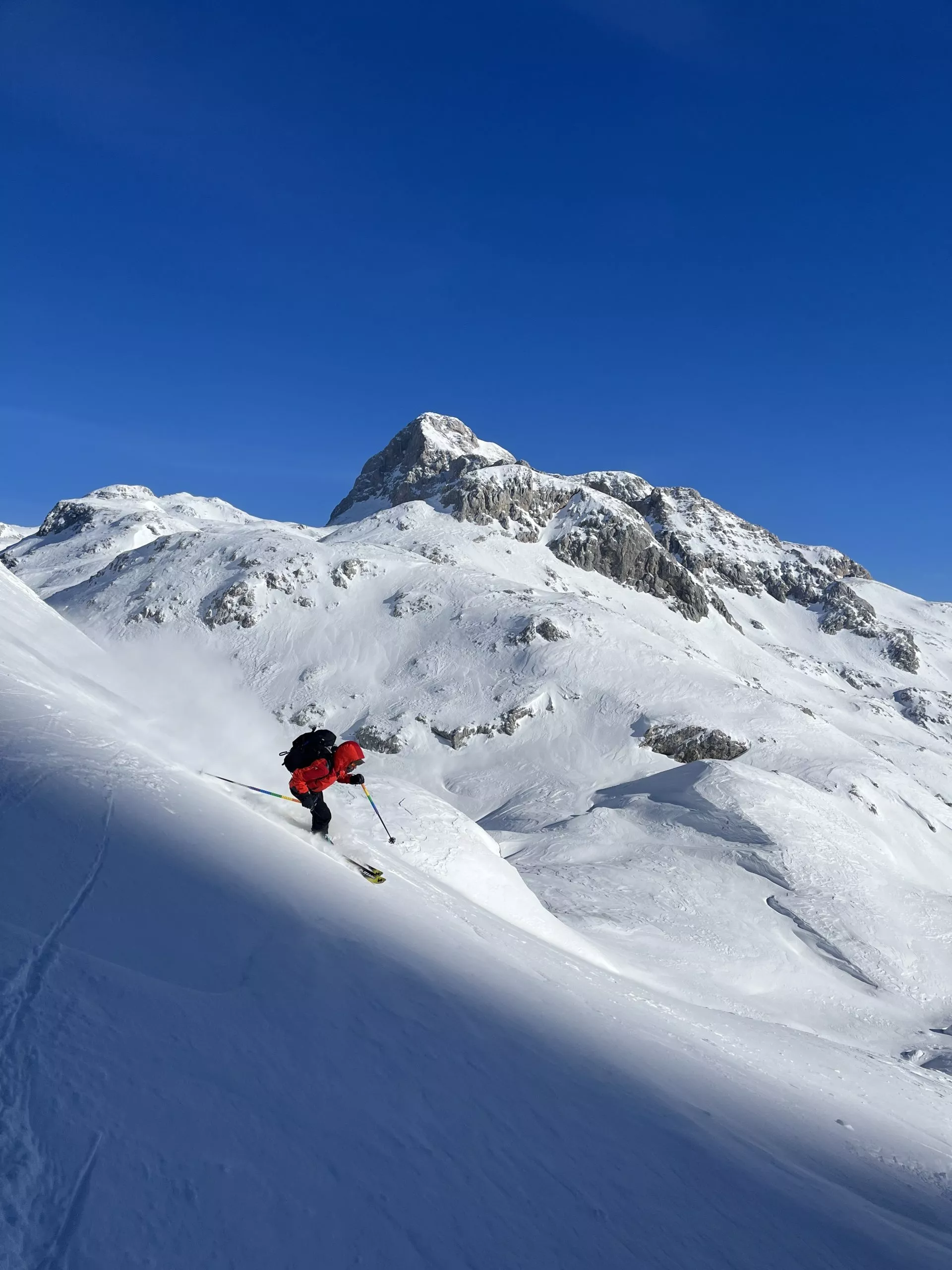 Descenso en esquí a Velska dolina con Triglav al fondo