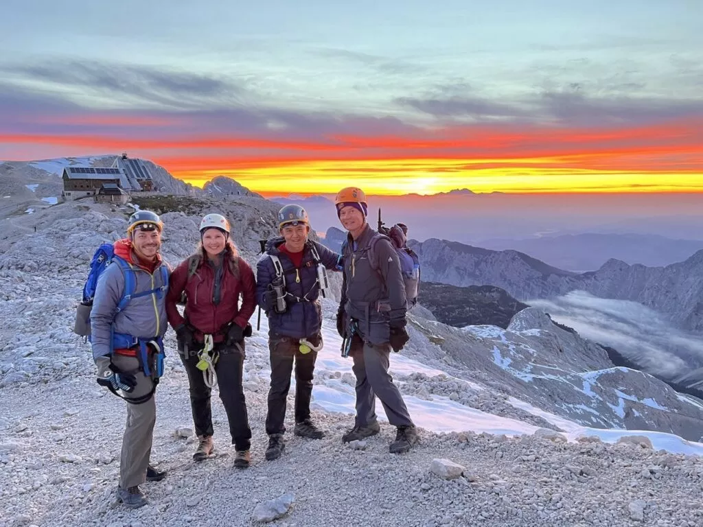 Amanecer antes del empuje de la cumbre a principios de otoño Grande