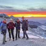 Amanecer antes del empuje de la cumbre a principios de otoño Grande