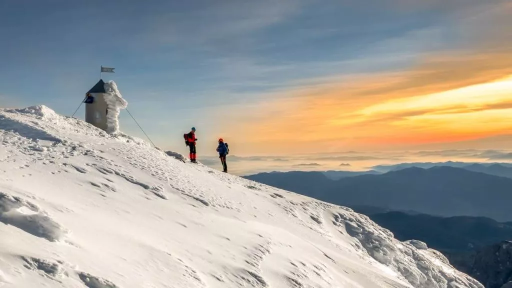 Amanecer en la cima del Triglav en invierno