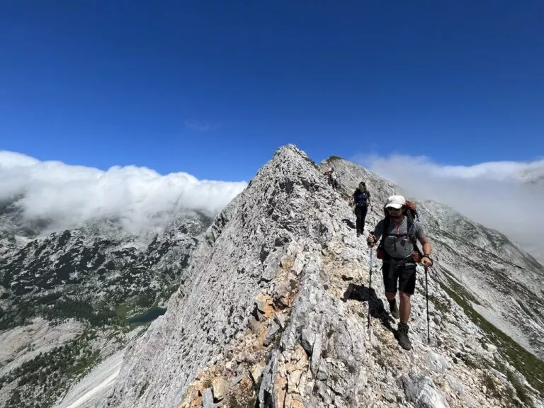 Hřeben Zelnarica nabízí jedinečný výhled na jezera pod ním Velká