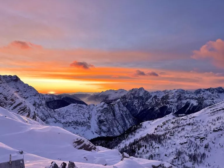 De winterse zonsondergang bij Prehodavci Bivak