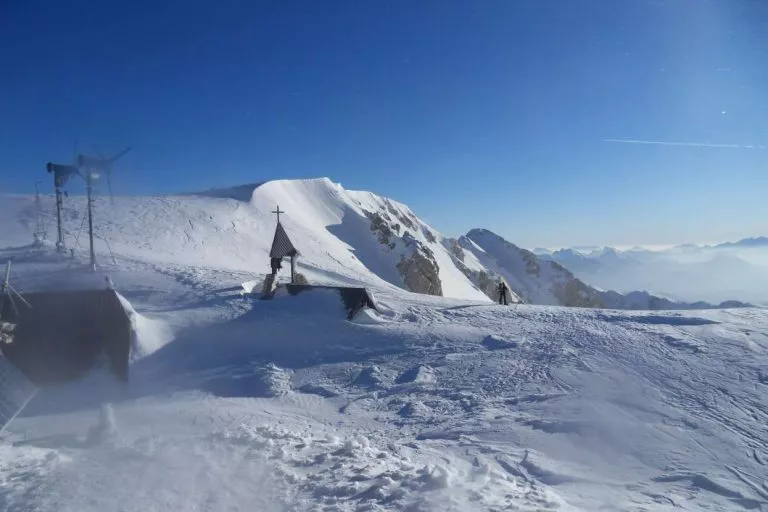 Vue de la loge Kredarica en hiver