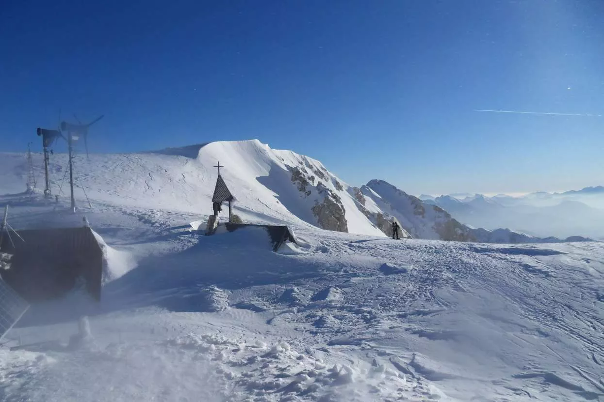 Uitzicht vanaf Kredarica lodge in de winter