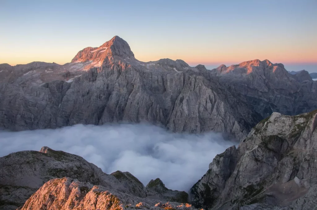 Zicht op de noordzijde van de Triglav van boven Kriški Podi