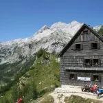 Chata Vodnik nad obcí Velo Polje