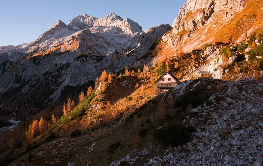 El albergue de Vodnik con el Triglav en la parte de atrás