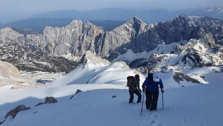 e tocht naar Kredarica in de winter kan zwaar zijn Grote