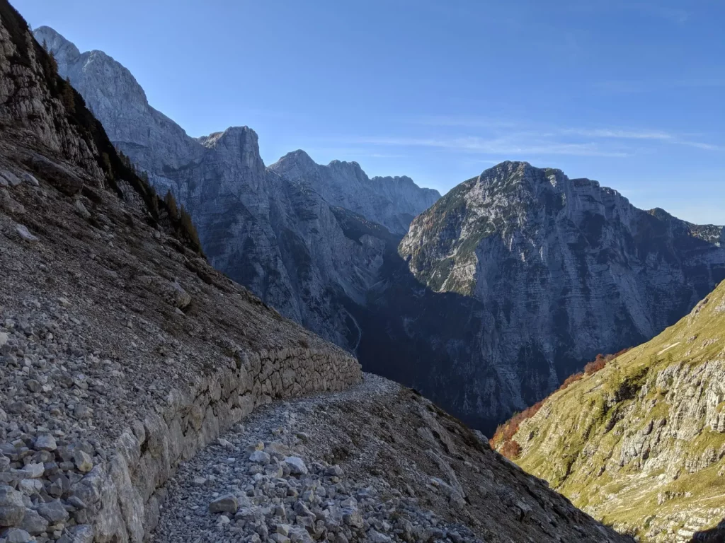 Légère descente depuis la selle de Luknja